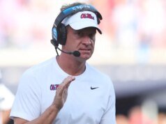 O técnico de futebol da LSU, Lane Kiffin, reage ao boato de que deixou seu cachorro em Ole Miss
| cinetotal.com.br O técnico de futebol da LSU, Lane Kiffin, reage ao boato de que deixou seu cachorro em Ole Miss
| cinetotal.com.br