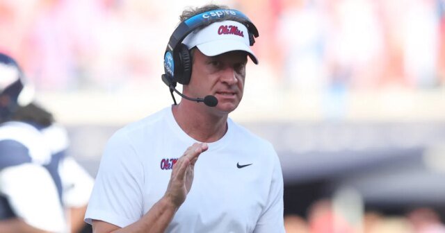 O técnico de futebol da LSU, Lane Kiffin, reage ao O técnico de futebol da LSU, Lane Kiffin, reage ao boato de que deixou seu cachorro em Ole Miss
| cinetotal.com.br