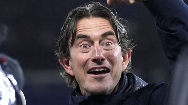 O técnico do Spurs, Frank, não tem problemas em comemorar contra o antigo clube Brentford
| cinetotal.com.br