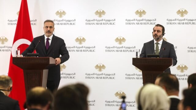 Os confrontos aumentam enquanto altas autoridades turcas visitam a Síria Os confrontos aumentam enquanto altas autoridades turcas visitam a Síria antes do prazo para a integração curda
| cinetotal.com.br