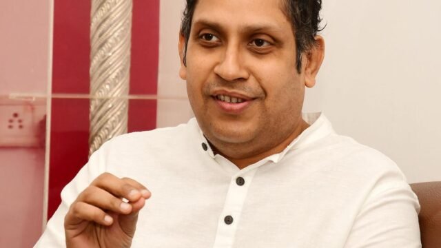 Os líderes seniores do TNCC ficaram irritados porque Praveen Chakravarty conheceu o chefe da TVK, Vijay
| cinetotal.com.br