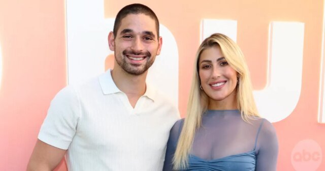 Os profissionais de 'DWTS' Alan Bersten e Emma Slater revelam o beijo viral no palco
| cinetotal.com.br