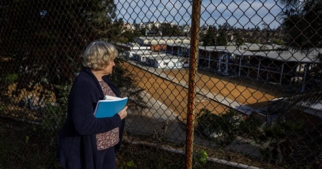 Palisades High reabrirá campus com salas de aula portáteis um ano após incêndio
| cinetotal.com.br