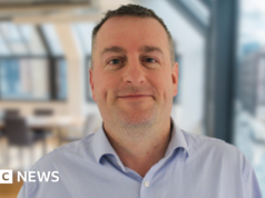 Philip Young no tribunal acusado de crimes sexuais contra ex-mulher – BBC
| cinetotal.com.br Philip Young no tribunal acusado de crimes sexuais contra ex-mulher - BBC
| cinetotal.com.br