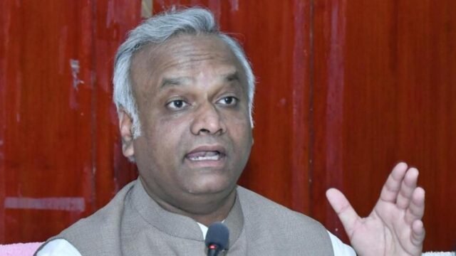 Priyank Kharge afirma que a lei VB-G RAM G mina a estrutura baseada em direitos do MGNREGA
| cinetotal.com.br