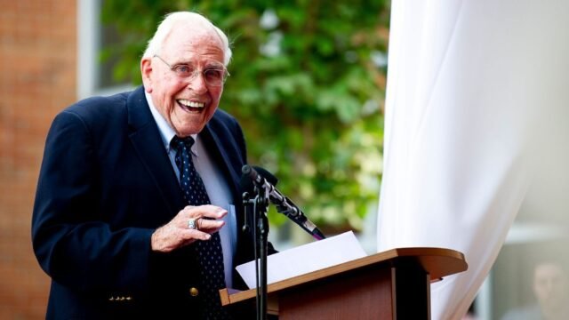 Roy Kramer, comissário da SEC e arquiteto do BCS, morre
| cinetotal.com.br