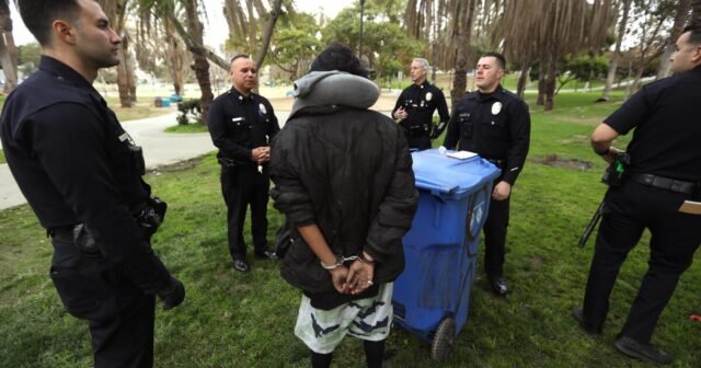 Se eleito, este candidato à Câmara Municipal diz que viverá num trailer no MacArthur Park
| cinetotal.com.br