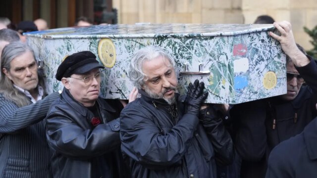 Serviço memorial de Mani atrai realeza musical de Manchester | Serviço memorial de Mani atrai realeza musical de Manchester
| cinetotal.com.br