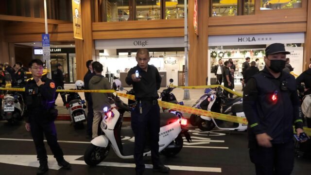 Suspeito 'extremamente astuto' de ataque mortal com faca em Taiwan Suspeito 'extremamente astuto' de ataque mortal com faca em Taiwan planejou isso por mais de um ano
| cinetotal.com.br