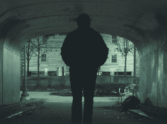 Thriller sombrio, perturbador e sem classificação, do qual você nunca ouviu falar, irá assombrá-lo pelo resto da vida
| cinetotal.com.br Thriller sombrio, perturbador e sem classificação, do qual você nunca ouviu falar, irá assombrá-lo pelo resto da vida
| cinetotal.com.br