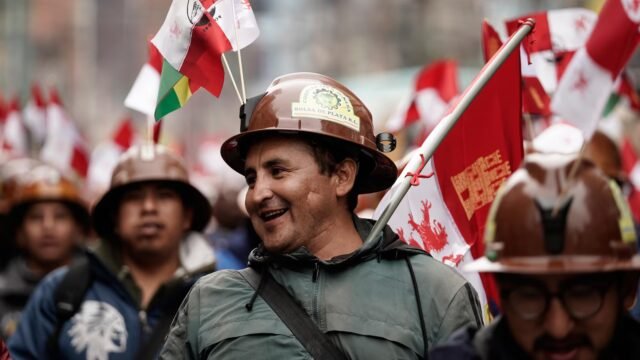 Trabalhadores organizados por uma importante manifestação sindical na Bolívia contra o fim dos subsídios aos combustíveis
| cinetotal.com.br